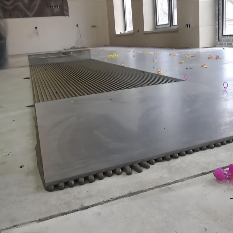 Adjustable notched trowel for fast and equal application of adhesive on the floor