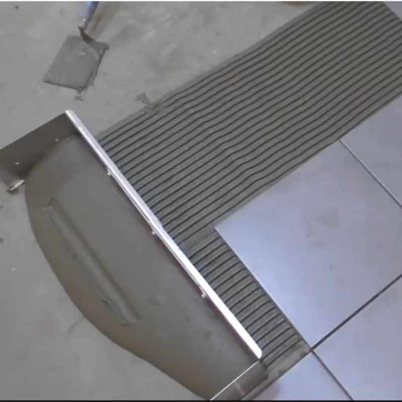 Adjustable notched trowel for fast and equal application of adhesive on the floor